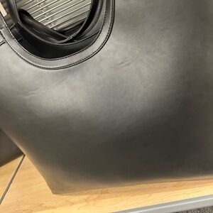 Elegant Black Leather Men's Bag